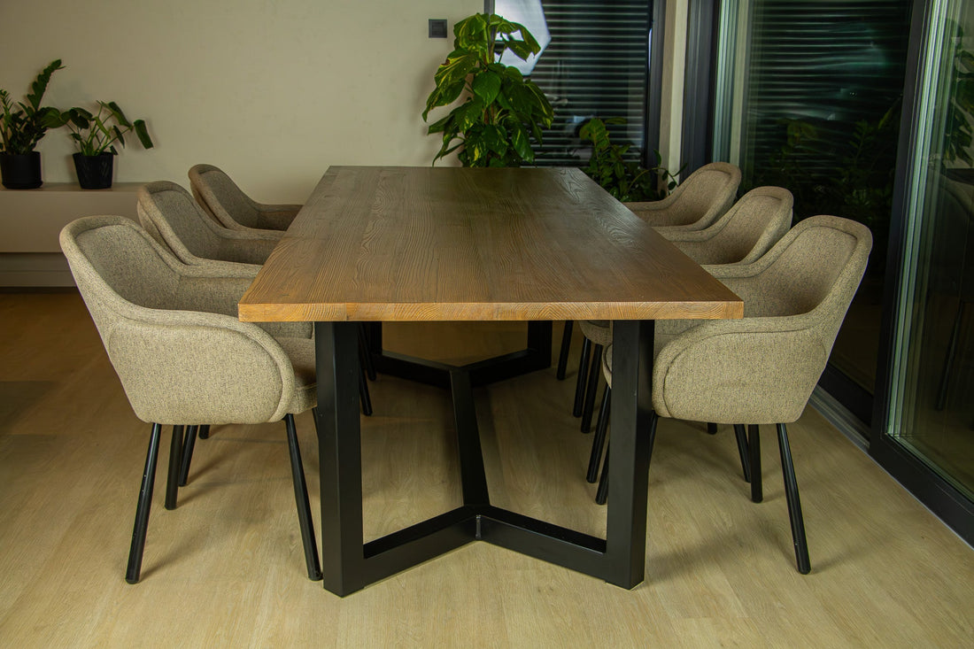 Dlaczego warto kupić stół od lokalnego rzemieślnika? Ręczne wykonanie, drewno i stal | T36