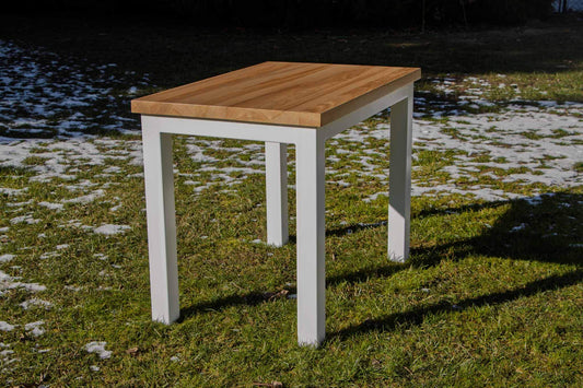 Klassischer Tisch mit Eichenplatte