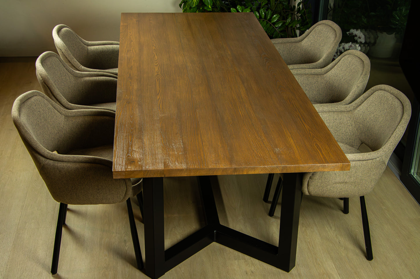 Stół jesionowy szczotkowany – naturalne drewno w loftowym stylu