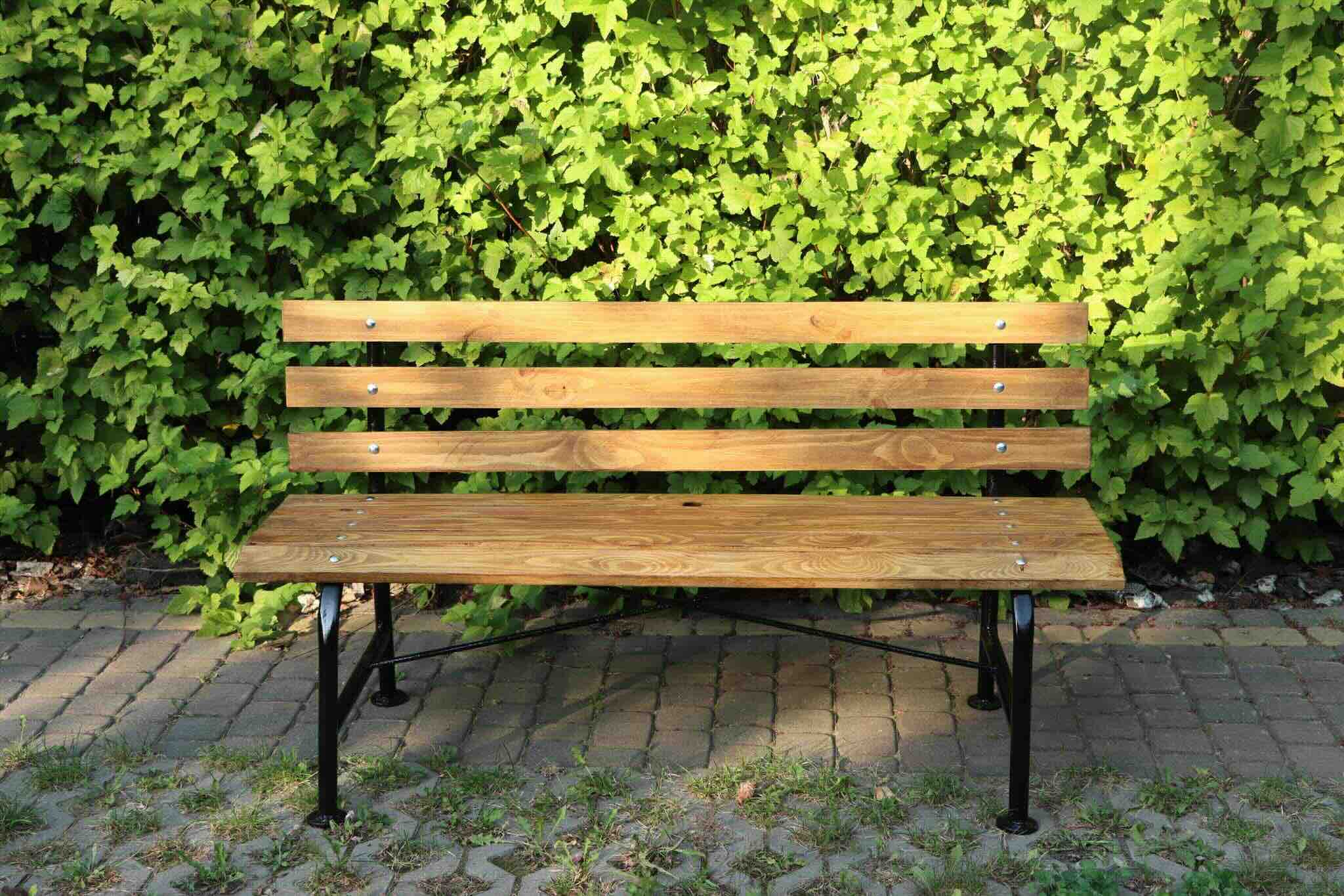 Drewniana ławka w jasnym kolorze po renowacji – odnowiony mebel z charakterem