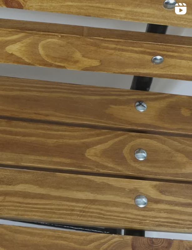 Drewniana ławka – solidny mebel do ogrodu lub na taras, naturalne drewno