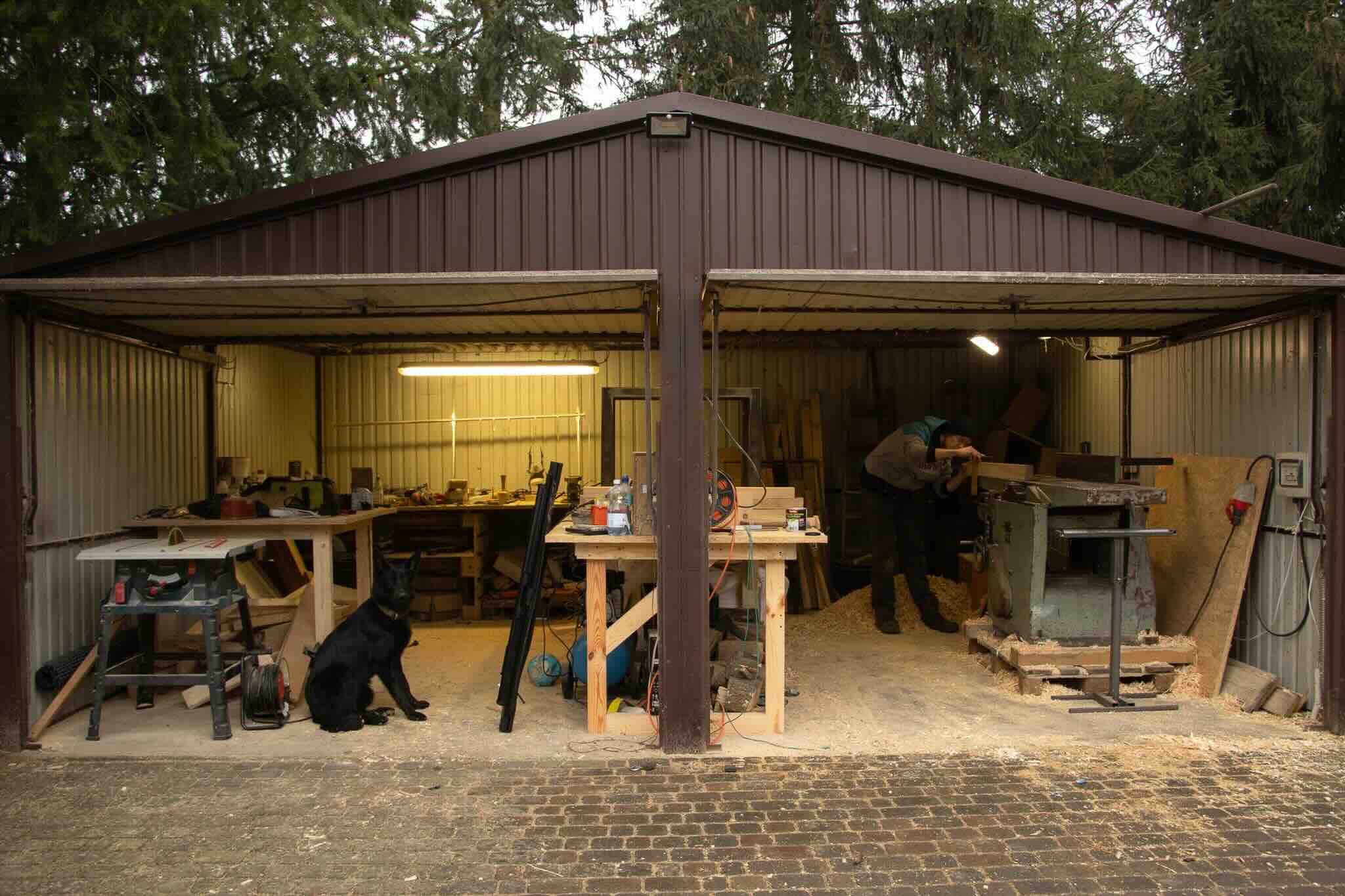 Daniel pracuje w swojej metalowo-drewnianej pracowni T36