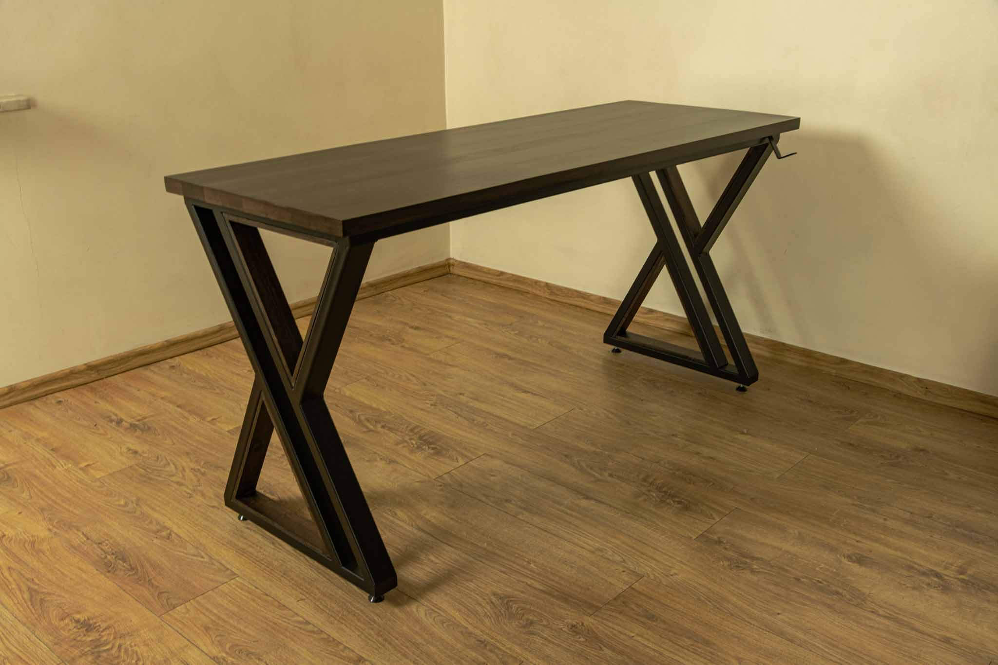 Biurko z dębowym blatem – solidne i stylowe miejsce do pracy, wykonane w pracowni T36