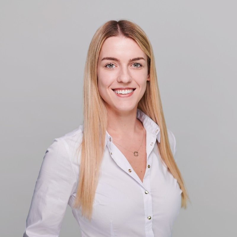 Klientka T36 wyrażająca opinię o stole z dębowym blatem – lokalna pracownia Trzęsacz