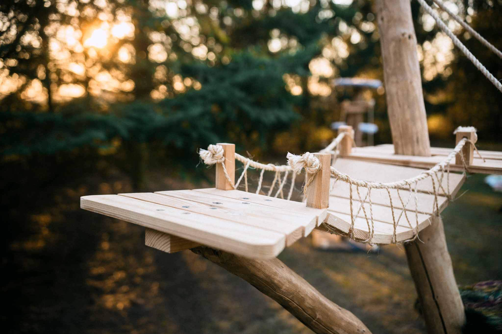 Fragment drzewa dla kota – drewniany mostek jako element drapaka, ręczna produkcja