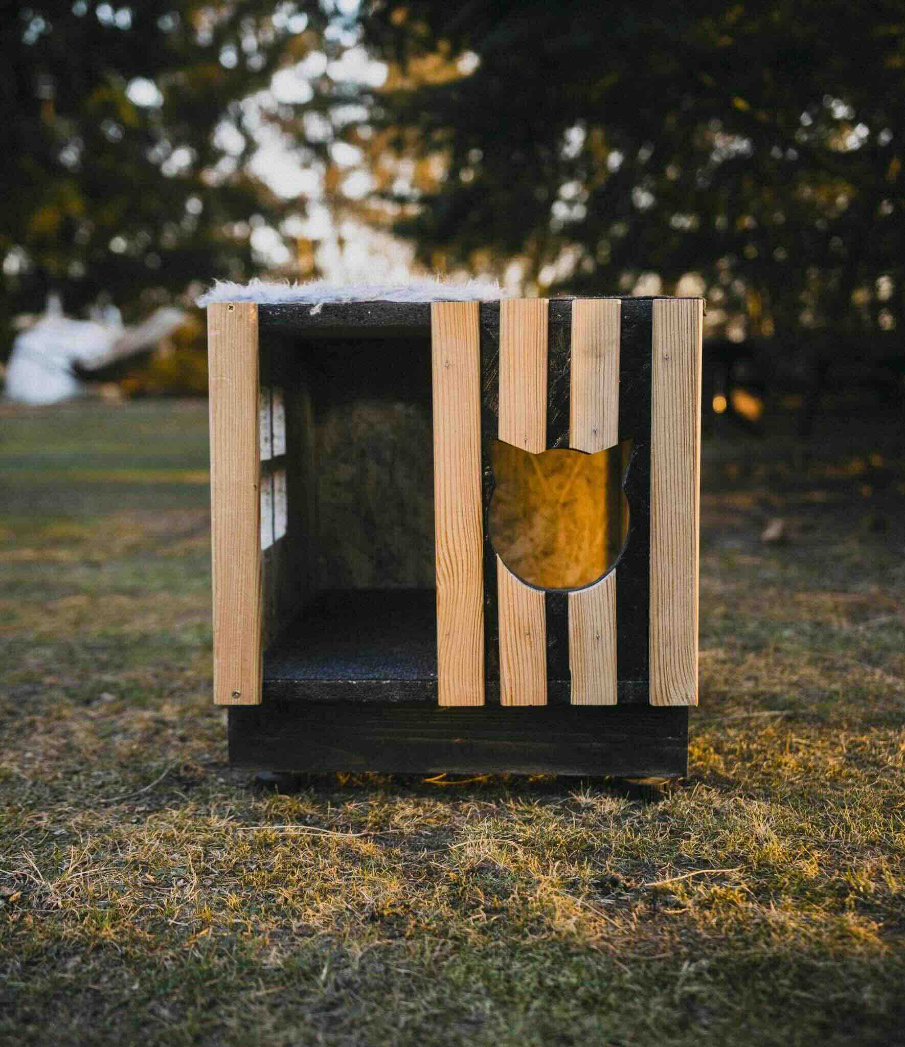 Drewniany domek dla kota – ręcznie wykonany, komfortowe miejsce do odpoczynku