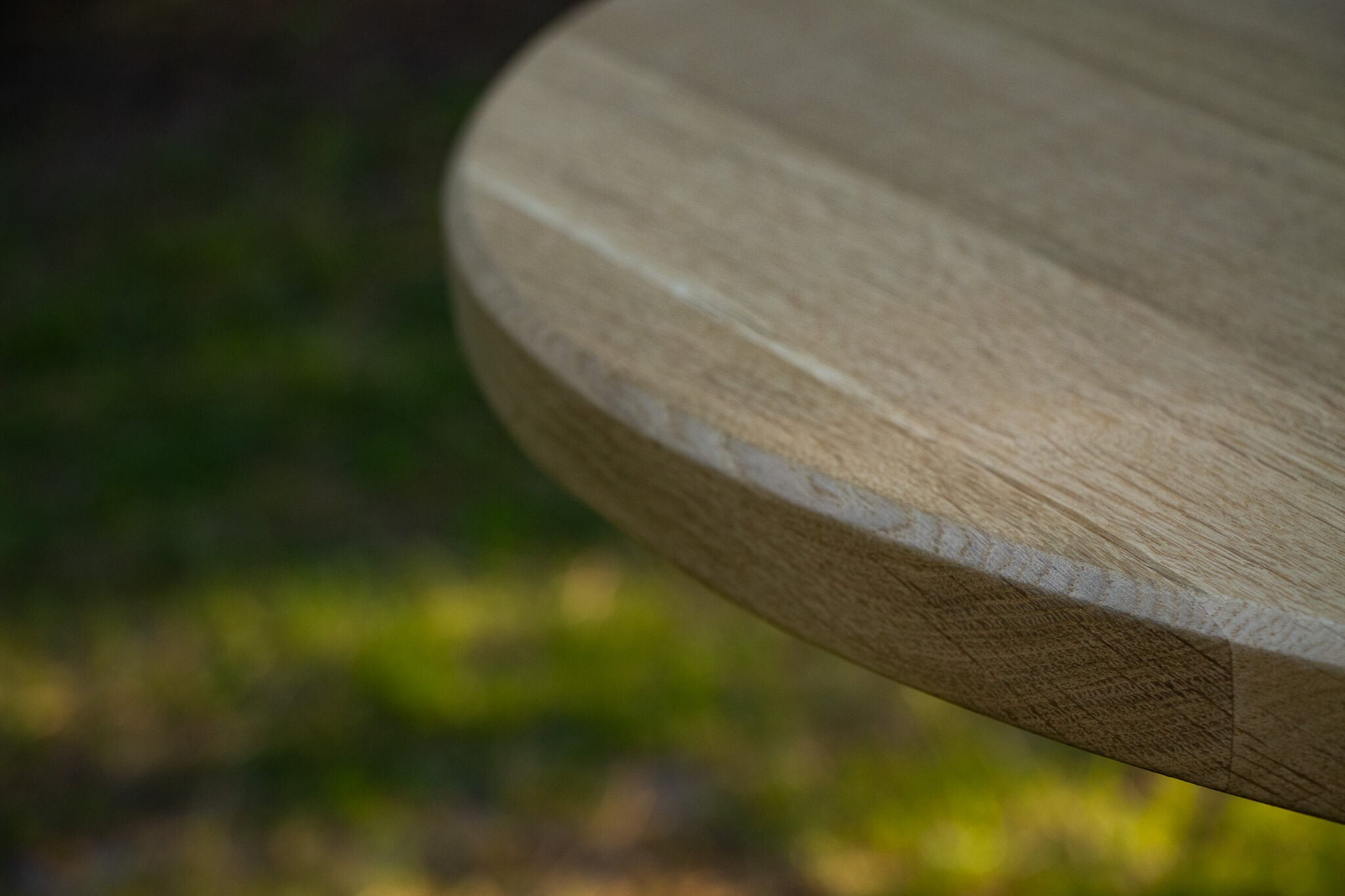 Fragment stołu z dębowym blatem na oryginalnej podstawie z maszyny do szycia – unikatowy mebel z kujawsko-pomorskiego