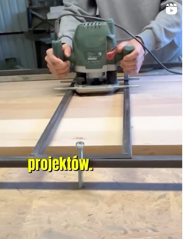 Daniel szlifuje dębowy stół – ręczne wykończenie mebla w pracowni kujawsko-pomorskie
