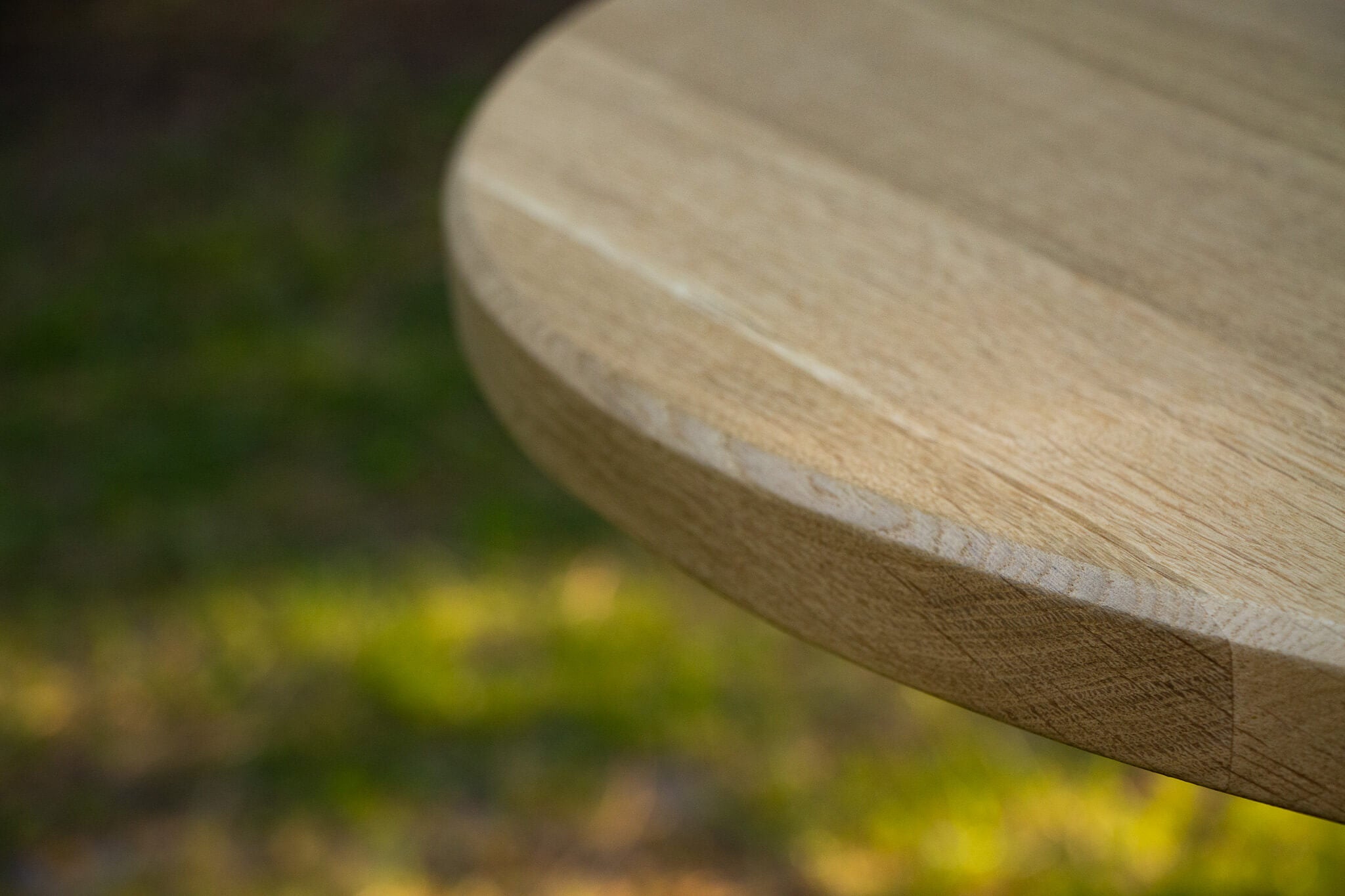 Kawałek dębowego blatu – naturalne drewno o wyrazistym usłojeniu, idealne do stołów i mebli na wymiar