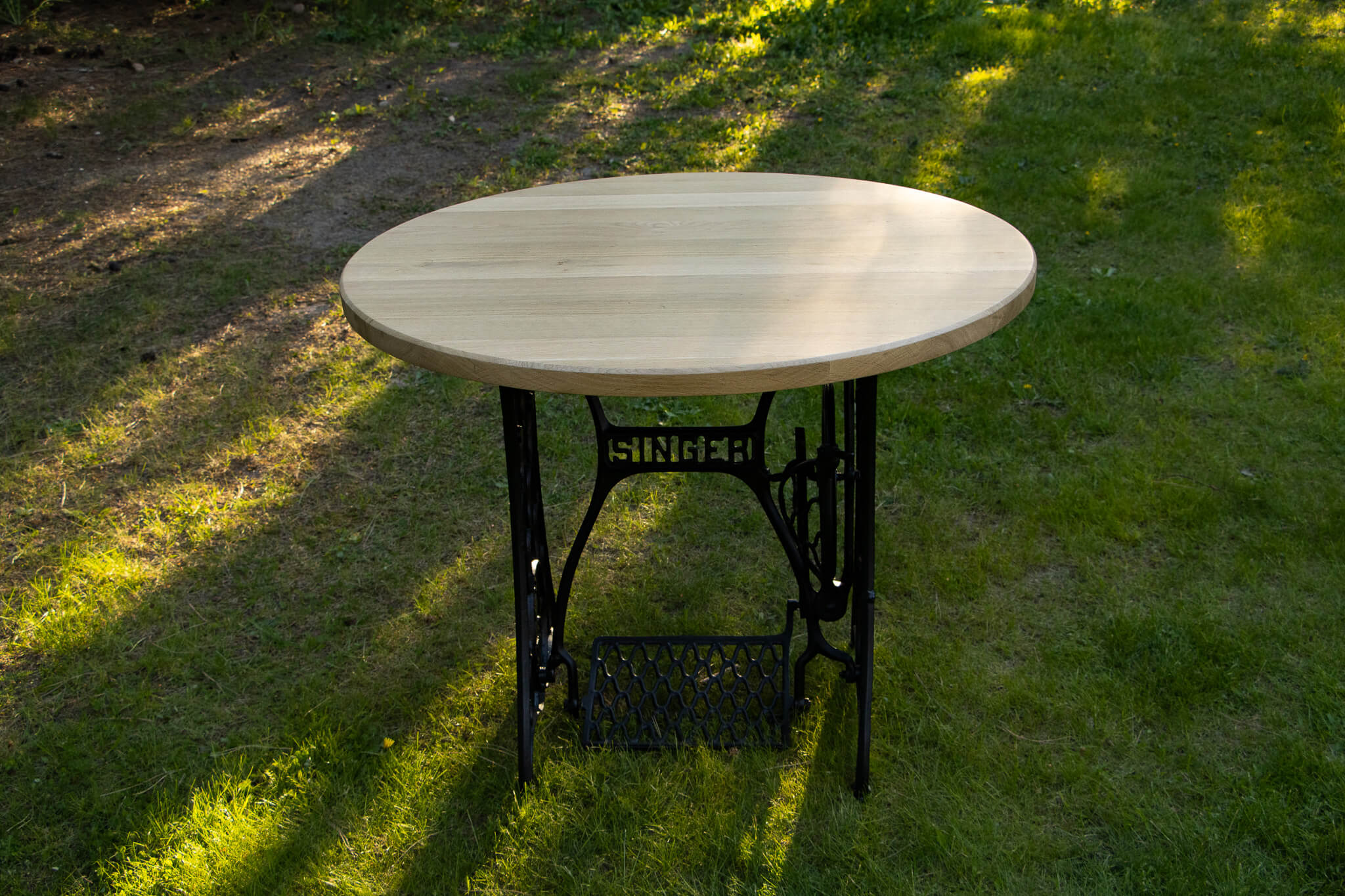 Stół z dębowym blatem na oryginalnej podstawie z maszyny do szycia – unikatowy mebel ręcznie wykonany w kujawsko-pomorskim