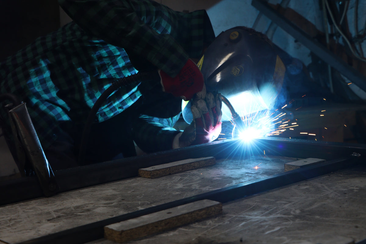 Proces spawania stalowej konstrukcji pod stół w warsztacie T36 Workshop – rzemieślnicze nogi typu loft.